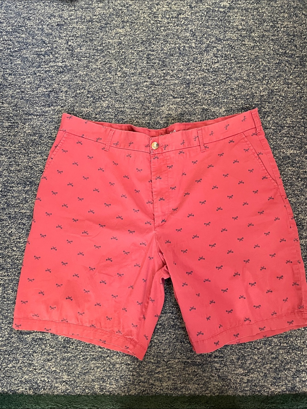Izod Red Fishbones Men’s 42 Waist 9.5 Inseam Shorts with Navy Print
